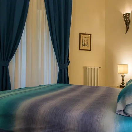 Univercity 4* Neapel